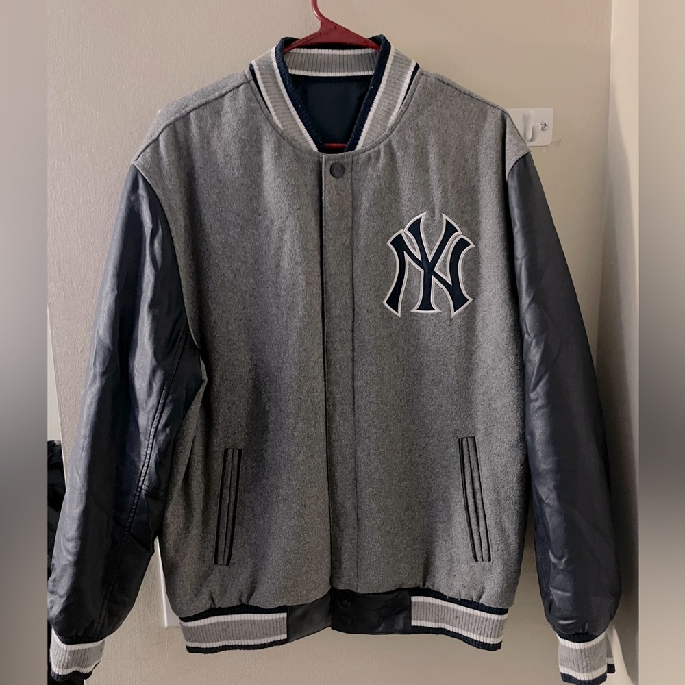 Yankees reversible jacket. Size medium used but like new .